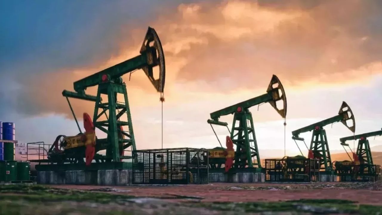 બંને શેરોએ કેવું પ્રદર્શન કર્યું છે? : ONGC ના શેર ₹226.1 પર બંધ થયા, જે પાછલા સત્રમાં 7.07% ઘટીને હતા. છેલ્લા છ મહિનામાં શેરમાં લગભગ 22% અને આ વર્ષે અત્યાર સુધીમાં 4.58% ઘટાડો થયો છે.