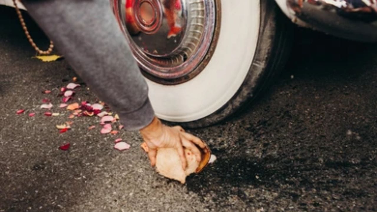 લોકો કહે છે કે એવું કહેવાય છે કે જ્યારે વરરાજા અને કન્યા લગ્ન જીવનમાં પ્રવેશ કરે છે, ત્યારે જવાબદારી વધુ વધી જાય છે. વાહનમાં ચઢ્યા પછી કોઈ અકસ્માત ન થાય તે માટે વાહનની નીચે એક નાળિયેર કે લીંબુ મૂકવામાં આવે છે અને વાહન ચાલતાની સાથે જ પહેલા વ્હીલ નીચે રાખવામાં આવે છે. જેને બલિદાનનું સ્વરૂપ કહેવામાં આવે છે.
