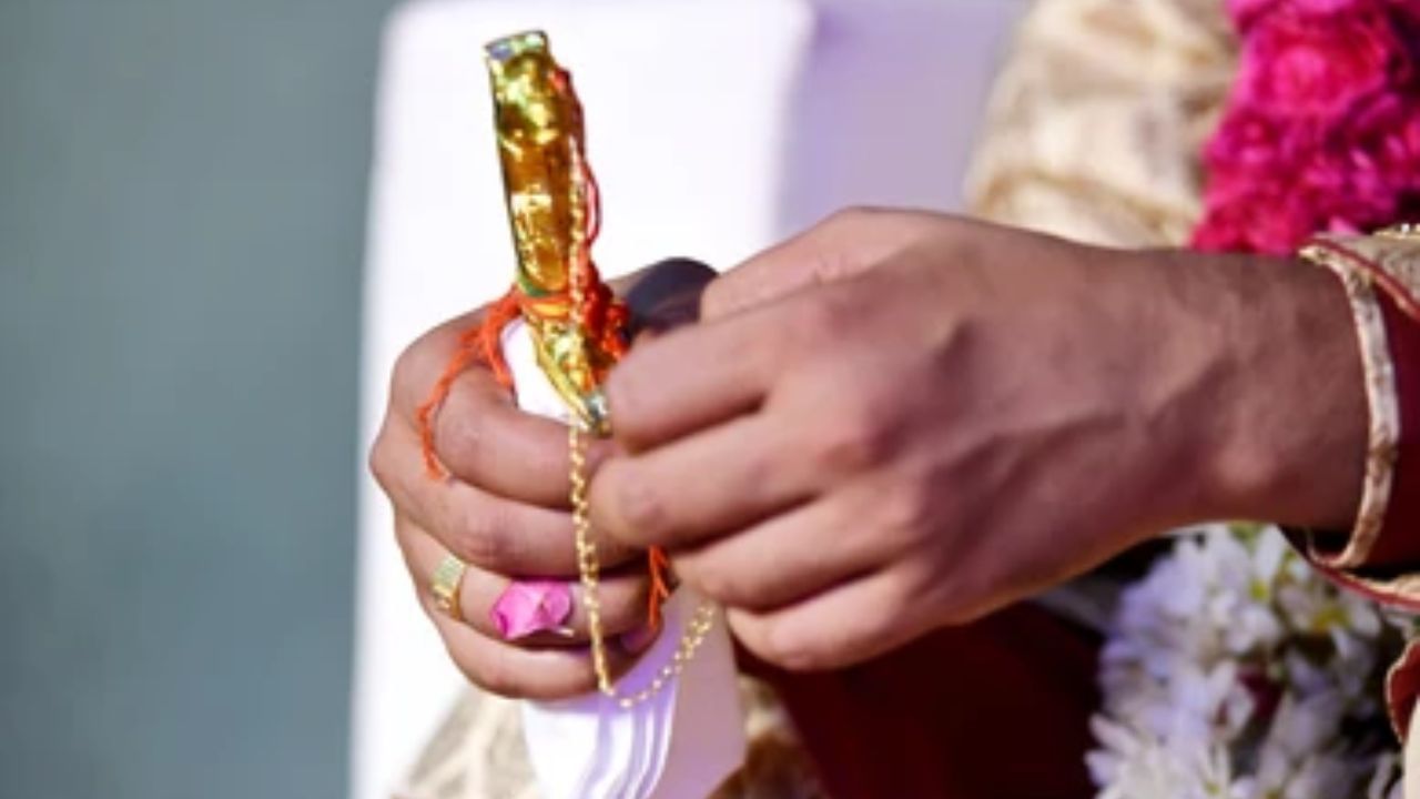 લગ્નમાં વરરાજા તલવાર કેમ રાખે છે?: હિન્દુ રિવાજો અનુસાર લગ્ન દરમિયાન વરરાજાએ પોતાની સાથે તલવાર રાખવી શુભ માનવામાં આવે છે. પ્રાચીન કાળથી તલવારને બહાદુરીનું પ્રતીક માનવામાં આવે છે. આ જ કારણ છે કે પ્રાચીન કાળથી વરરાજાને તલવાર રાખવાની પરંપરા ચાલી આવે છે.