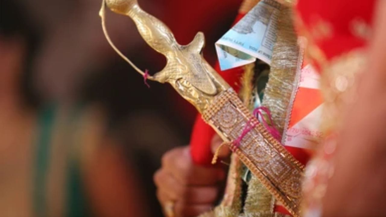 જ્યારે વરરાજા લગ્ન કરવા જાય છે ત્યારે તે જીવનભર તેની ભાવિ પત્નીનું રક્ષણ કરવાનું વચન પણ આપે છે. આ જ કારણ છે કે વરરાજા કન્યાના હાથમાં તલવાર રાખીને સાત ફેરા લે છે. લગ્ન દરમિયાન વરરાજાના હાથમાં રહેલી તલવાર એ વાતનું પ્રતીક છે કે તે જીવનભર તેની કન્યાનું રક્ષણ કરશે અને તેની સાથે સુરક્ષિત રીતે લગ્ન કરીને ઘરે પાછા ફરશે.