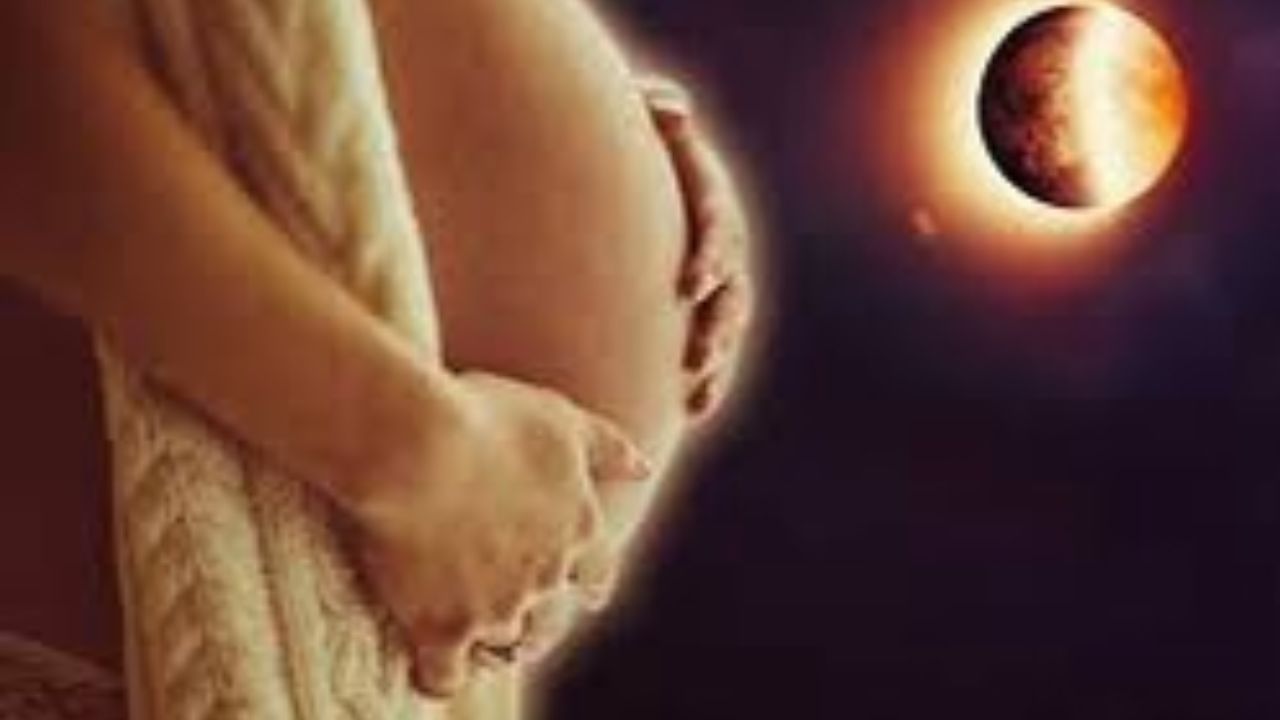 એવું કહેવાય છે કે જો સ્ત્રીઓ સૂર્યગ્રહણ દરમિયાન સૂઈ જાય, તો ગર્ભસ્થ બાળક શારીરિક ખામીઓથી પીડાઈ શકે છે, જેમ કે શરીરના વિકૃત ભાગો, જન્મના નિશાન વગેરે. પરંતુ, શું ખરેખર આવું થાય છે? આ માન્યતા કેટલી સાચી છે તે જાણવા માટે આ ન્યૂઝ આર્ટિકલ આખો વાંચો.