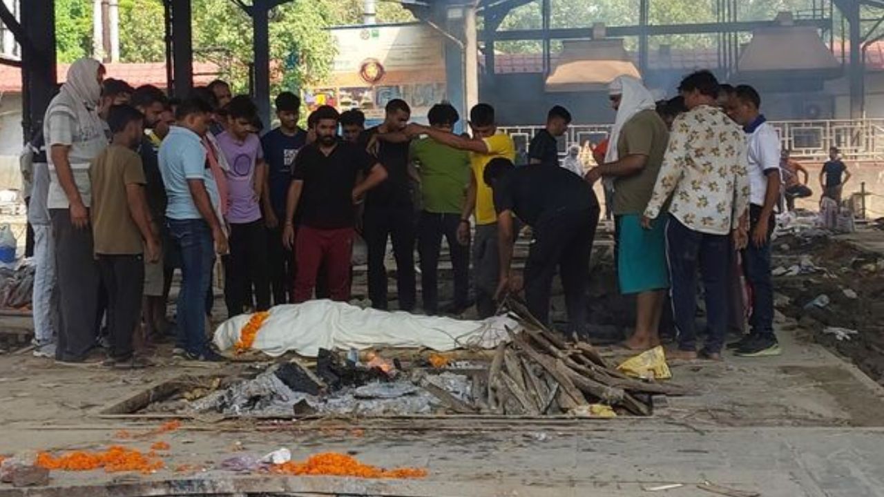 હિન્દુ ધર્મમાં ચિતાને અગ્નિદાહ આપતા પહેલા અંતિમ સંસ્કાર આપનાર વ્યક્તિ હાથમાં ઘડો લઈને શરીરની પરિક્રમા કરે છે અને પરિક્રમા પૂર્ણ કર્યા પછી, ઘડો પાછળ ફેંકી દેવામાં આવે છે અને તૂટી જાય છે. આમ કરવાનું મુખ્ય કારણ આત્માને શરીર સાથેના જોડાણથી અલગ કરવાનો છે. તેનો આધ્યાત્મિક અર્થ એ છે કે જીવન એક કાણા જેવું છે જેમાં છિદ્ર હોય છે, જેમાં ઉંમરના રૂપમાં પાણી દરેક ક્ષણે ટપકતું રહે છે અને અંતે આત્મા બધું છોડીને જતો રહે છે અને ઘડાના રૂપમાં જીવનનો અંત આવે છે.