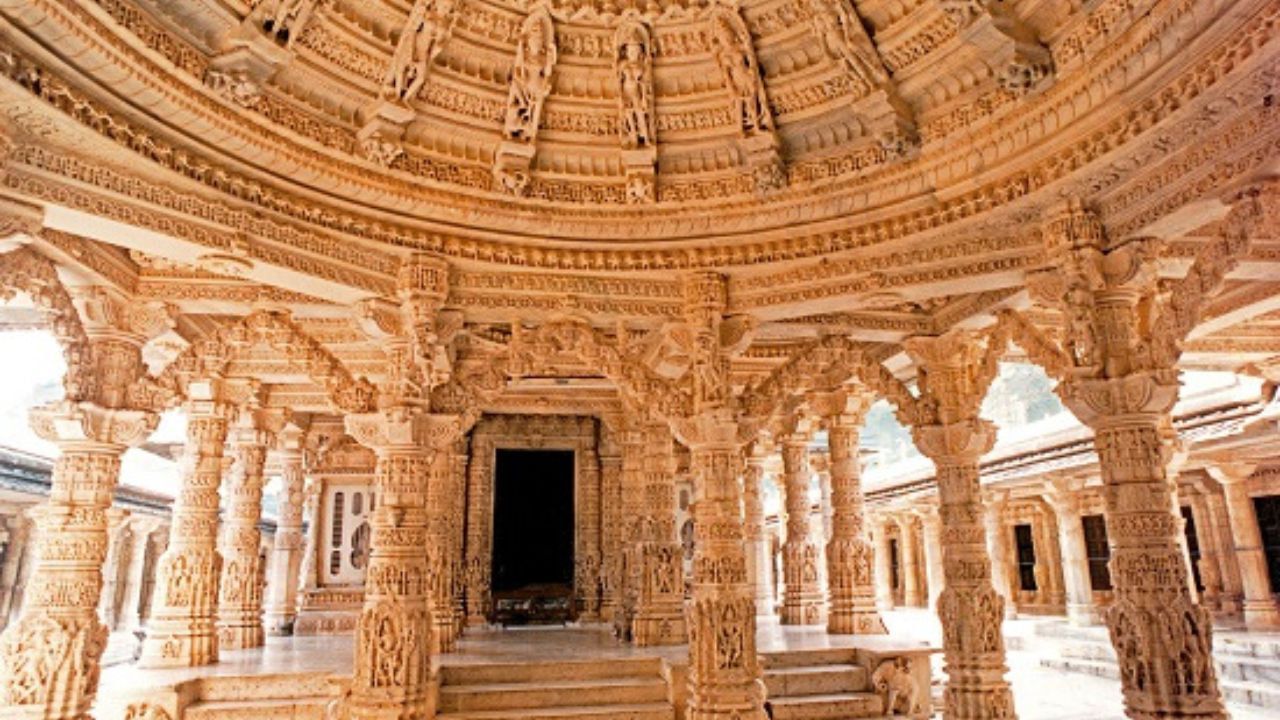 રાજસ્થાનના માઉન્ટ આબુથી થોડે દૂર આવેલા દેલવાડાના મંદિરો પણ જોવા લાયક છે. દેલવાડાના મંદિરો ભારતના શ્રેષ્ઠ જૈન મંદિરોની યાદીમાં સામેલ છે. મંદિરો માત્ર તેમના ધાર્મિક મહત્વ માટે જ નહીં પરંતુ સુંદર અને કલાત્મક આરસની કોતરણી માટે પણ પ્રખ્યાત છે.