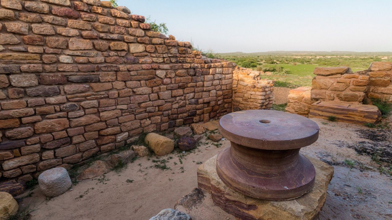યુનેસ્કો(UNESCO)એ 2021માં ધોળાવીરાને વર્લ્ડ હેરિટેજ સાઇટ જાહેર કરી છે. આજે ધોળાવીરા માત્ર ભારતીય જ નહીં, પરંતુ વિશ્વસંસ્કૃતિના અભ્યાસ માટે પણ અત્યંત મહત્વપૂર્ણ સ્થળ બની ચૂક્યું છે. (Credits: - Wikipedia)