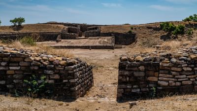 "ધોળાવીરા" નામ નજીકના ગામના નામ પરથી પડેલું છે, જે ગામનું નામ પણ ધોળાવીરા છે. આ ગામ ખડીર બેટ ખાતે આવેલું છે, જે રણકાંઠા (Great Rann of Kutch)ના મધ્યમાં આવેલું દ્વીપ સદૃશ પ્રદેશ છે. ( Credits: Getty Images )