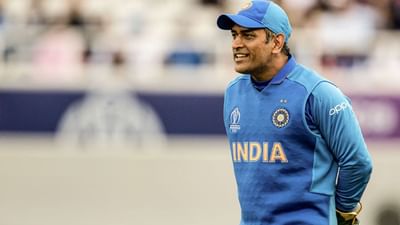 ધોની અટક ભારતના ઝારખંડ અને આસપાસના વિસ્તારોમાં જોવા મળતી અટક છે. આ અટક ખાસ કરીને ઝારખંડના આદિવાસી સમુદાયો અને કેટલીક કુર્મી અથવા ભૂમિહાર જાતિઓમાં જોવા મળે છે. 