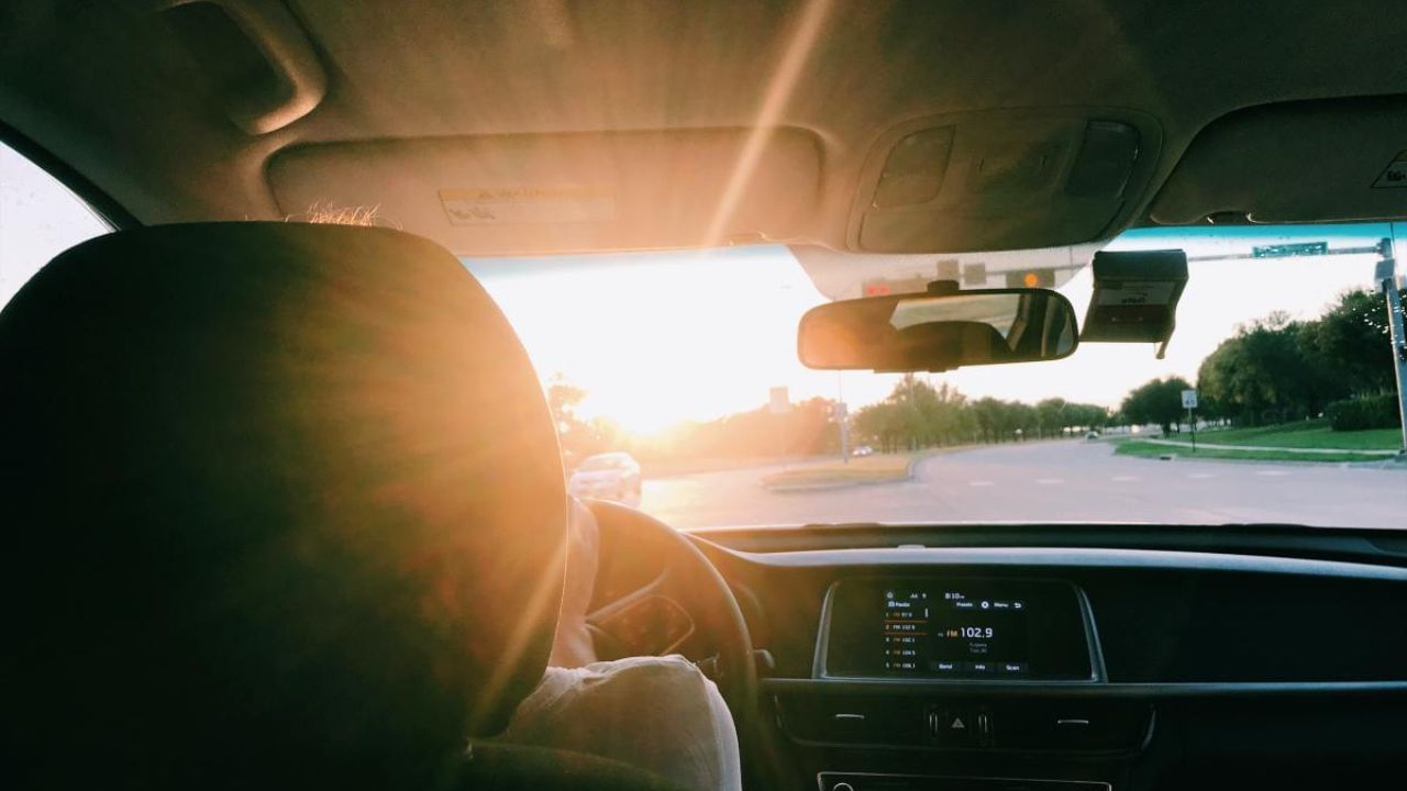 સ્વપ્નમાં ખૂબ જ ઝડપથી વાહન ચલાવવું: જો તમને કોઈ સ્વપ્ન આવે છે જેમાં તમે ખૂબ જ ઝડપથી વાહન ચલાવી રહ્યા છો. તો આ સ્વપ્ન સૂચવે છે કે તમારે તમારા ભવિષ્યના જીવનમાં જોખમોનો સામનો કરવો પડી શકે છે. આ સ્વપ્નનો અર્થ એ છે કે તમારે તમારા જીવનમાં એક મોટા પડકારનો સામનો કરવો પડશે. તમારે જોખમી નિર્ણયો લેવા પડશે. વાસ્તવમાં આ સ્વપ્ન સમસ્યાઓથી રક્ષણ સૂચવે છે. આનો અર્થ એ છે કે તમારે ઉતાવળમાં કોઈ નિર્ણય ન લેવો જોઈએ.