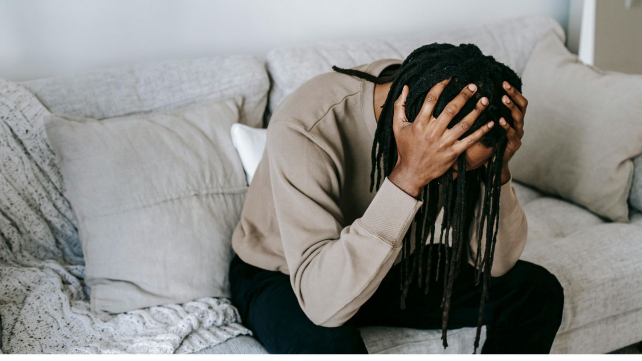 જો વારંવાર આંખ ફરકે અને તેમાં દુખાવો કે દેખાવ પર અસર થાય, તો ડૉક્ટરને જરૂર દેખાડો. નહીંતર, થોડી ઊંઘ અને આરામથી પણ તે સુધરી શકે છે.  (Credits: - Canva)