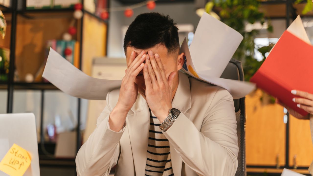 આંખ ફરકવી એટલે કે Eye Twitching સામાન્ય રીતે ઊંઘની અછત, તણાવ, કેફીનનું વધારે સેવન, આંખો સુકાઈ જવી, કે ચશ્માના નંબર બદલાવ જેવી બાબતોથી થાય છે. (Credits: - Canva)