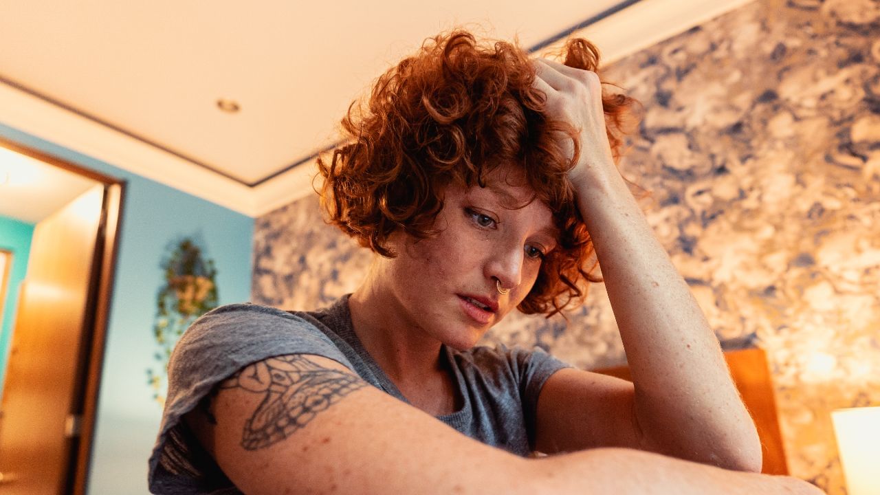 આંખ ફરકવી એ એવી  ઘટના છે જ્યારે આંખના આસપાસની  પાંપણની પેશીઓ અનૈચ્છિક રીતે થથરે છે. એ સામાન્ય રીતે થોડાક સેકન્ડથી લઈને મિનિટો સુધી ચાલે છે. (Credits: - Canva)