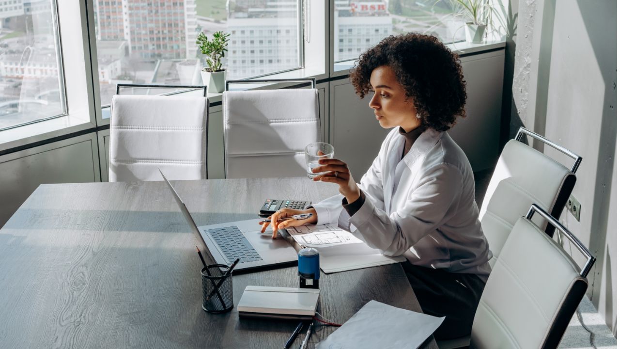 ચા, કૉફી, એનર્જી ડ્રિન્ક્સ જેવી વસ્તુઓમાં રહેલા કેફિન વધુ માત્રામાં લેવાતા આંખ કે નસો વધુ સવેદનશીલ બની શકે છે. લેપટોપ અથવા મોબાઇલનો વધારે પડતાં ઉપયોગના કારણે પણ આંખ ફરકી શકે છે. (Credits: - Canva)