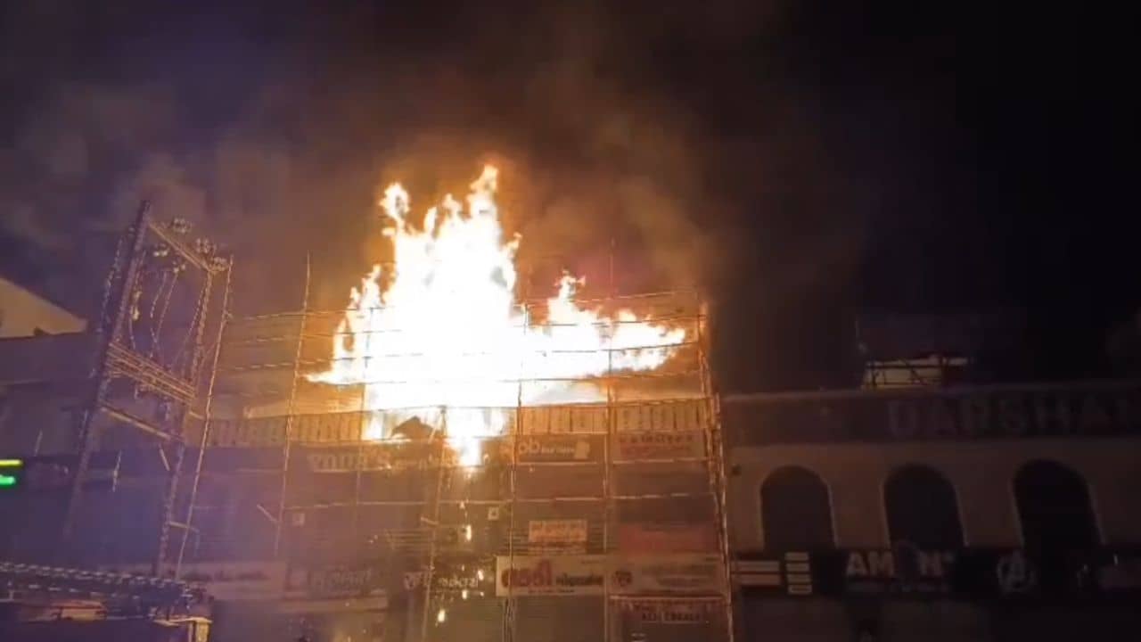 Banaskantha : કોજી વિસ્તારમાં લાગી ભીષણ આગ, ધૂમાડાના ગોટે ગોટા જોવા મળ્યા, જુઓ Video