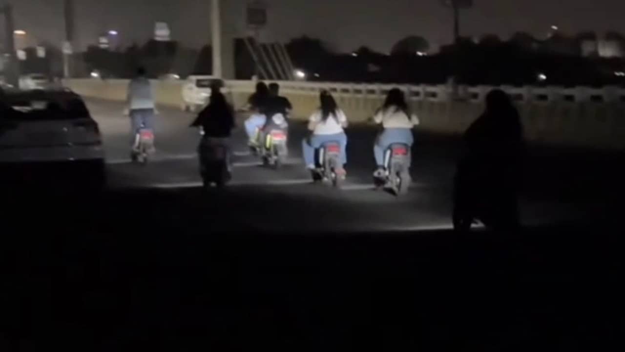 શિક્ષીત યુવક-યુવતીઓની આછકલાઈ, ગીફ્ટ સીટી- PDPU રોડ પર મોડી રાત્રે ચીચીયારી પાડતા નીકળ્યા, વીડિયો થયો વાયરલ