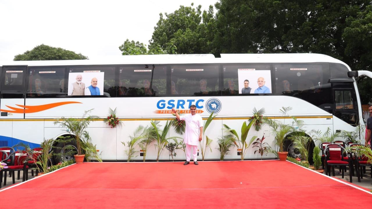 GSRTCની અધ્યતન AC વોલ્વો બસમાં પ્રવાસ, હોટેલ રોકાણ સહિતની સુવિધા રહેશે.સોમનાથ ખાતે લાઈટ-સાઉન્ડ શો તેમજ સોમનાથ ખાતેના દર્શનિય સ્થળો પર લઇ જવામાં આવશે.સિંગલ શેરિંગનો ચાર્જ ₹ 4 હજાર, ડબલ શેરિંગના ₹ 7500 ચૂકવવાના રહેશે.