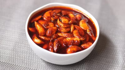 ઘરે લસણનું અથાણું બનાવવા માટે લસણ, સરસવનું તેલ, સૂકા આખા લાલ મરચાં, હળદર, રાઈ, મેથીના દાણા, જીરું, અજમો, હિંગ અને મીઠું સહિતની સામગ્રીની જરુર પડશે.