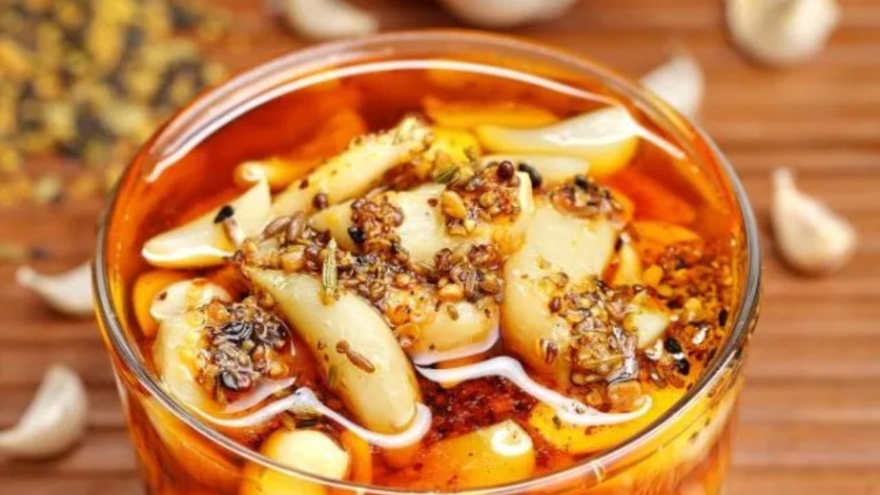 એક કલાક પછી લસણની કળીની છાલ કાઢી લો. હવે લાલ મરચા, સરસવ, વરિયાળી, જીરું, અજમો,મેથીના દાણા સહિતના આખા મસાલાને શેકી લો. ત્યારબાદ તેને મિક્સર જારમાં નાખી પીસી લો.