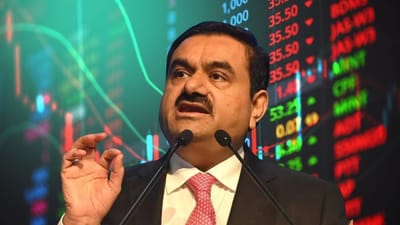 ગૌતમ અદાણી હવે વિદેશી બેંકો પર નિર્ભર છે. મળતી માહિતી મુજબ, અદાણીએ વિદેશી બેંકો પાસેથી 6400 કરોડ રૂપિયાની લોન માંગી છે. હવે પ્રશ્ન એ ઊભો થઈ રહ્યો છે કે ગૌતમ અદાણીને અચાનક આટલા પૈસાની જરૂર કેમ પડી? જો તમે પણ આવું જ વિચારી રહ્યા છો, તો અહીં અમે તમને અદાણીની જરૂરિયાત અને તેમના સંપૂર્ણ પ્રૂફ પ્લાનિંગ વિશે જણાવવા જઈ રહ્યા છીએ, જેના પછી તમને પણ લાગશે કે અદાણી ખૂબ જ દૂરંદેશી વિચાર ધરાવે છે.