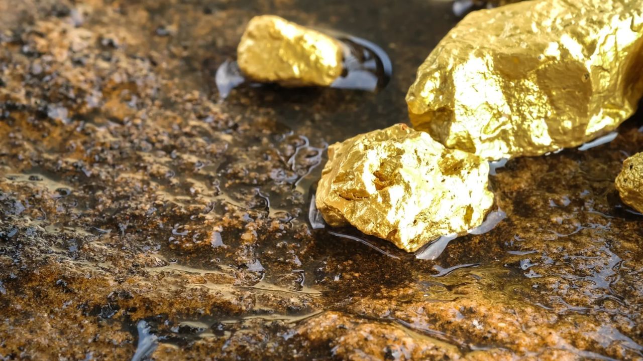 આર્થિક વર્ષ 2024-25માં ભારતમાં સ્પોટ ગોલ્ડ (Spot Gold)ની કિંમતમાં 32% જેટલો ઉછાળો આવ્યો છે, જે સ્ટોક માર્કેટના રિટર્ન કરતાં અનેકગણો વધુ છે. આ દરમિયાન નિફ્ટી માત્ર 5% જેટલો રિટર્ન આપી શક્યો હતો. વર્ષ 2025ની શરૂઆતથી જ સોનામાં તેજી જોવા મળી રહી છે અને હજુ સુધી આ વર્ષે તેમાં 15% થી વધુનો વધારો થયો છે.