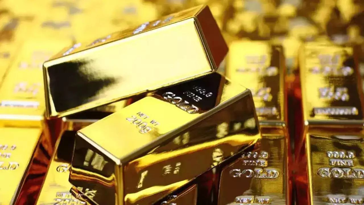 અખાત્રીજ 30 એપ્રિલના રોજ છે, જે સોનું ખરીદવા માટે સૌથી શુભ દિવસ માનવામાં આવે છે. લગ્નની મોસમ મે મહિનાના અંત સુધી ચાલુ રહેશે. ડિસેમ્બર 2024 થી, સોનું 10 ગ્રામ દીઠ 22,650 રૂપિયા અથવા લગભગ 29 ટકા મોંઘું થયું છે. દરમિયાન, મંગળવારે ચાંદીના ભાવ 98,500 રૂપિયા પ્રતિ કિલોગ્રામ પર સ્થિર રહ્યા.