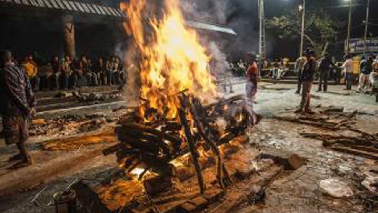 મૃતદેહના અગ્નિસંસ્કાર કરતી વખતે પાણીથી ભરેલા ઘડા તોડવાની પ્રથાનું પાલન કરવાનું બીજું એક મહત્વનું કારણ એ છે કે આગ ખેતરોમાં ન ફેલાય, જે આધ્યાત્મિક નથી પણ તાર્કિક છે. પ્રાચીન સમયમાં જ્યારે સ્મશાનભૂમિ નહોતી, ત્યારે લોકો ખેતરોમાં અગ્નિસંસ્કાર કરતા હતા. ત્યાં પણ આ રિવાજનું પાલન થતું હતું. એટલે કે અંતિમ સંસ્કાર કરનાર વ્યક્તિ શરીરની પરિક્રમા કરશે અને પરિક્રમા પછી પાણીથી ભરેલું માટલું તોડશે.