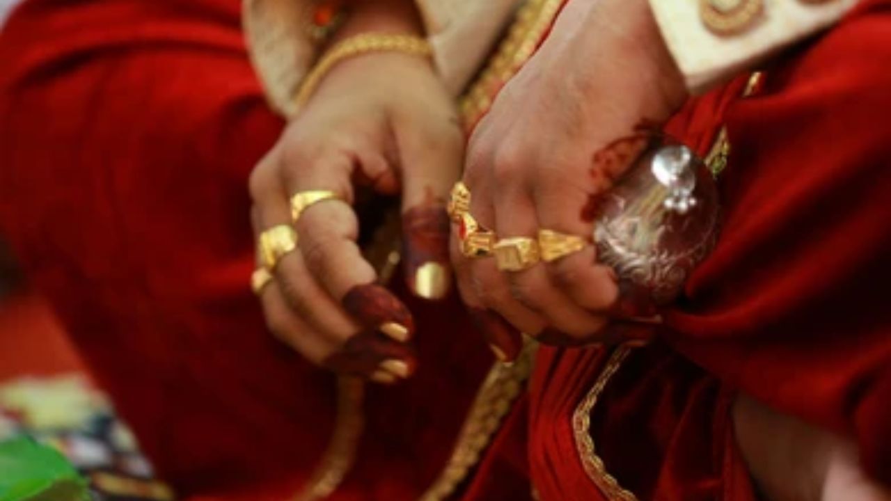 પહેલા જાન ઘણા દિવસ સુધી ચાલતી હતી: પહેલા લોકો દૂર દૂરના સ્થળોએ લગ્ન કરતા હતા. ઘણા દિવસોની મુસાફરી પછી જાન કન્યાના ઘરે પહોંચતી. રસ્તામાં વચ્ચે વરરાજા પક્ષ જંગલો અને પર્વતોમાં આરામ કરતો હતો. તેથી સલામતીના કારણોસર તેઓ પોતાની સાથે શસ્ત્રો પણ રાખતા હતા. ત્યારથી આ પરંપરા શરૂ થઈ.