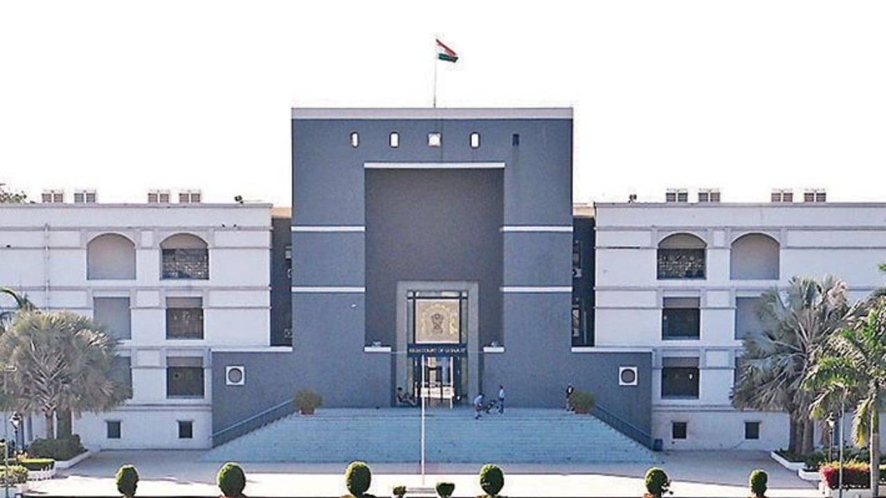 Chandola Talav : ડિમોલિશન અટકાવવા સ્થાનિકોએ ખખડાવ્યો હાઈકોર્ટનો દ્વાર, તાત્કાલિક સુનાવણી માગ કરી, જુઓ Video