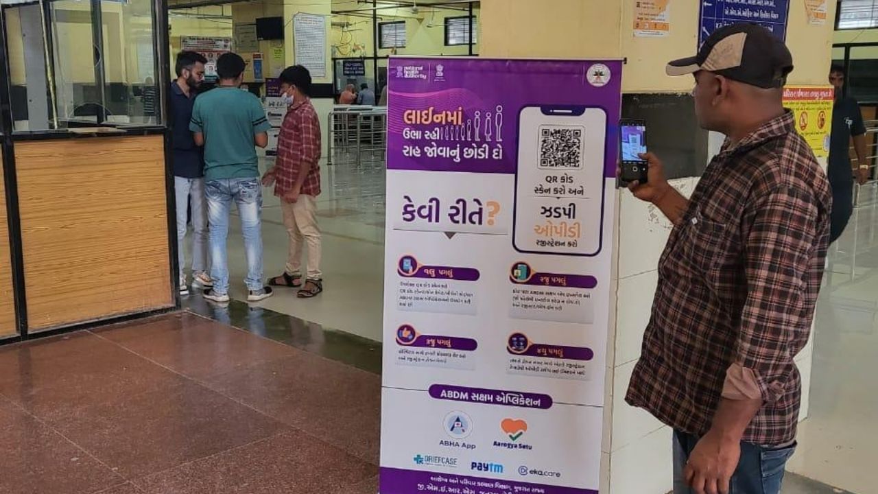 દેશભરમાં અમલમાં મુકાયેલા 100 ABDM માઇક્રોસાઇટ પ્રોજેક્ટ્સમાં, ગુજરાતની ભાવનગર માઇક્રોસાઇટે શ્રેષ્ઠ પ્રદર્શન કર્યું છે. ભારત સરકારે નિર્ધારિત કરેલી 9 મહિનાની સમયમર્યાદા પૂર્વે જ ભાવનગરે તમામ માઈલસ્ટોન હાંસલ કર્યા છે. એ સાથે ભાવનગર દેશની એવી પ્રથમ માઇક્રોસાઇટ બની છે, જેણે 2 લાખથી વધુ આરોગ્ય રેકોર્ડ્સને ડિજિટલી લિંક કર્યા છે. રાજ્યની અન્ય ત્રણ મુખ્ય માઇક્રોસાઇટ્સ – અમદાવાદ, સુરત અને રાજકોટમાંથી અમદાવાદ અને સુરતે તાજેતરમાં તમામ લક્ષ્યો પૂર્ણ કર્યા છે, જ્યારે રાજકોટ પણ તેના લક્ષ્યો પૂર્ણ કરવાની નજીક છે.