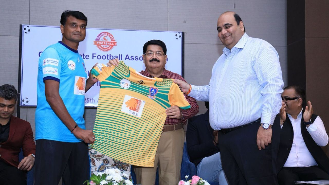 GSL સિઝન 2માં રાજ્યની બહારના ખેલાડીઓ કે જેઓ અગાઉ I-લીગ અને સંતોષ ટ્રોફી જેવી ટોચની રાષ્ટ્રીય-સ્તરની ટુર્નામેન્ટમાં ભાગ લઈ ચૂક્યા છે તેઓનો સમાવેશ કરાતા હવે તેમાં સ્પર્ધાત્મકતાનું વધુ ઊંચુ સ્તર જોવા મળશે. GSLની સાથે દર્શકોના યુવા વર્ગને જોડવા તેમજ તેની અપીલને વ્યાપક બનાવવા માટેની વ્યૂહાત્મક પહેલના ભાગરૂપે, GSFAએ નક્કી કર્યું છે કે 18 વર્ષથી ઓછી વયના વિદ્યાર્થીઓને તેમના માતાપિતા સાથે નિઃશુલ્ક પ્રવેશ આપવામાં આવશે. (All Photo Credit : GSFA)