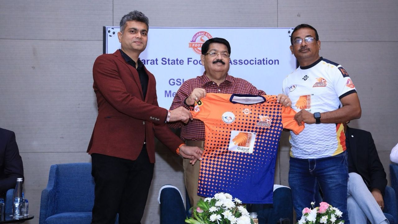 ઉપસ્થિતોને સંબોધન કરતા પરિમલ નથવાણીએ જણાવ્યું હતું કે, “ગુજરાત સુપર લીગ તેની બીજી સિઝનમાં પ્રવેશી રહી છે અને તેના સાક્ષી બનવું એ મારા માટે ખૂબ આનંદની વાત છે. હું ગુજરાતમાં ફ્રેન્ચાઈઝ આધારિત ફૂટબોલના વિકાસમાં પોતાની સમર્પણભાવના અને રોકાણને જાળવી રાખવા બદલ તમામ ટીમ માલિકોનો હૃદયપૂર્વક આભાર માનું છું. 