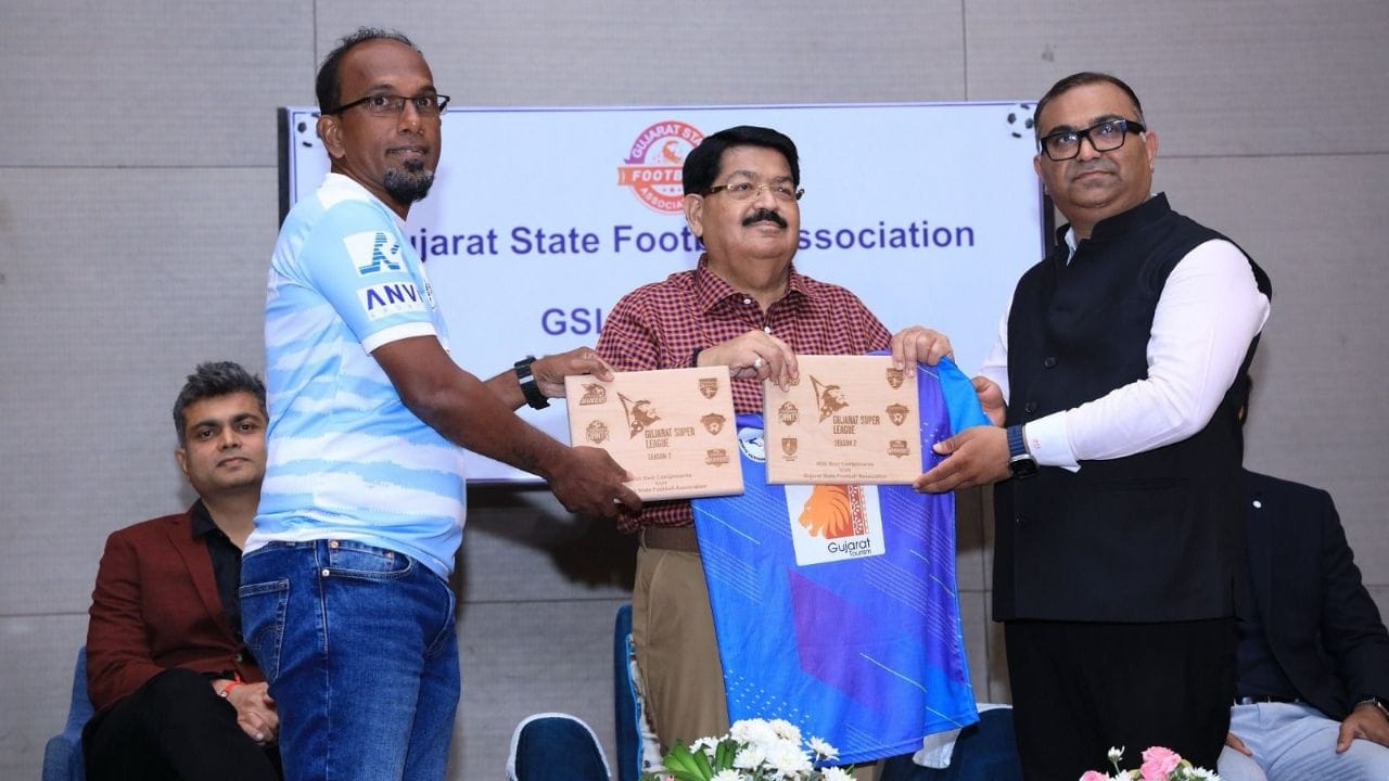 એક સત્તાવાર કાર્યક્રમમાં GSFAના પ્રમુખ પરિમલ નથવાણીએ GSL સિઝન 2 માં ભાગ લેનારી છ ફ્રેન્ચાઈઝી ટીમના માલિકોનું સન્માન કર્યું હતું. આ કાર્યક્રમ દરમિયાન પરિમલ નથવાણીએ GSL ટ્રોફી અને ટીમ જર્સીનું પણ અનાવરણ કર્યું હતું.