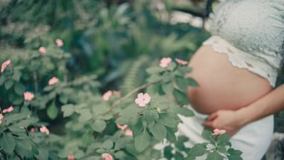 પ્રેગ્નેન્સીમાં મહિલાઓ શરીરમાં અલગ અલગ શારીરિક બદલાવનો સામનો કરે છે. આ દરમિયાન કેટલીક મહિલાઓમાં લાઈટનિંગ ક્રોચ પણ જોવા મળે છે. આ અચાનક થનારો દુખાવો છે. જે એક કાંટો ખુચવાના અહેસાસથી લઈ ક્યારેક ખુબ વધારે દુખાવો 
પણ થાય છે. 