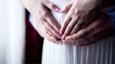 મિસકરેજ બાદ પ્રેગ્નેન્સી પ્લાન કરવો તમારા માટે થોડું મુશ્કેલ હોય શકે છે.શારીરિક પડકારોની સાથે-સાથે તમારે કેટલાક માનસિક પડકારોનો પણ સામનો કરવો પડે છે. આ ડરને કારણે મહિલાઓ બીજી વખત પ્રેગ્નેન્સી પ્લાન કરી શકતી નથી. પણ તમને જણાવી દઈએ કે, મિસકરેજ બાદ પણ માતા બનવું સરળ છે. પરંતુ કેટલીક વાતનું ધ્યાન રાખવું જરુરી છે.