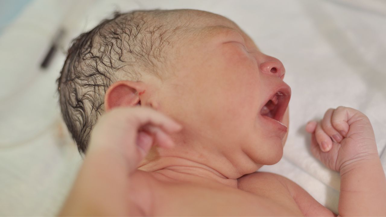 વોટર બર્થ ડિલીવરી વખતે એડ્રોફિન હોર્મોન વધારે બને છે. જેના કારણે દુખાવો ઓછો થાય છે અને મહિલાઓને બાળકને જન્મ આપતી વખતે વધારે દુખાવો થતો નથી. આનાથી મહિલાઓને વધારે સ્ટ્રેસ રહેતો નથી.