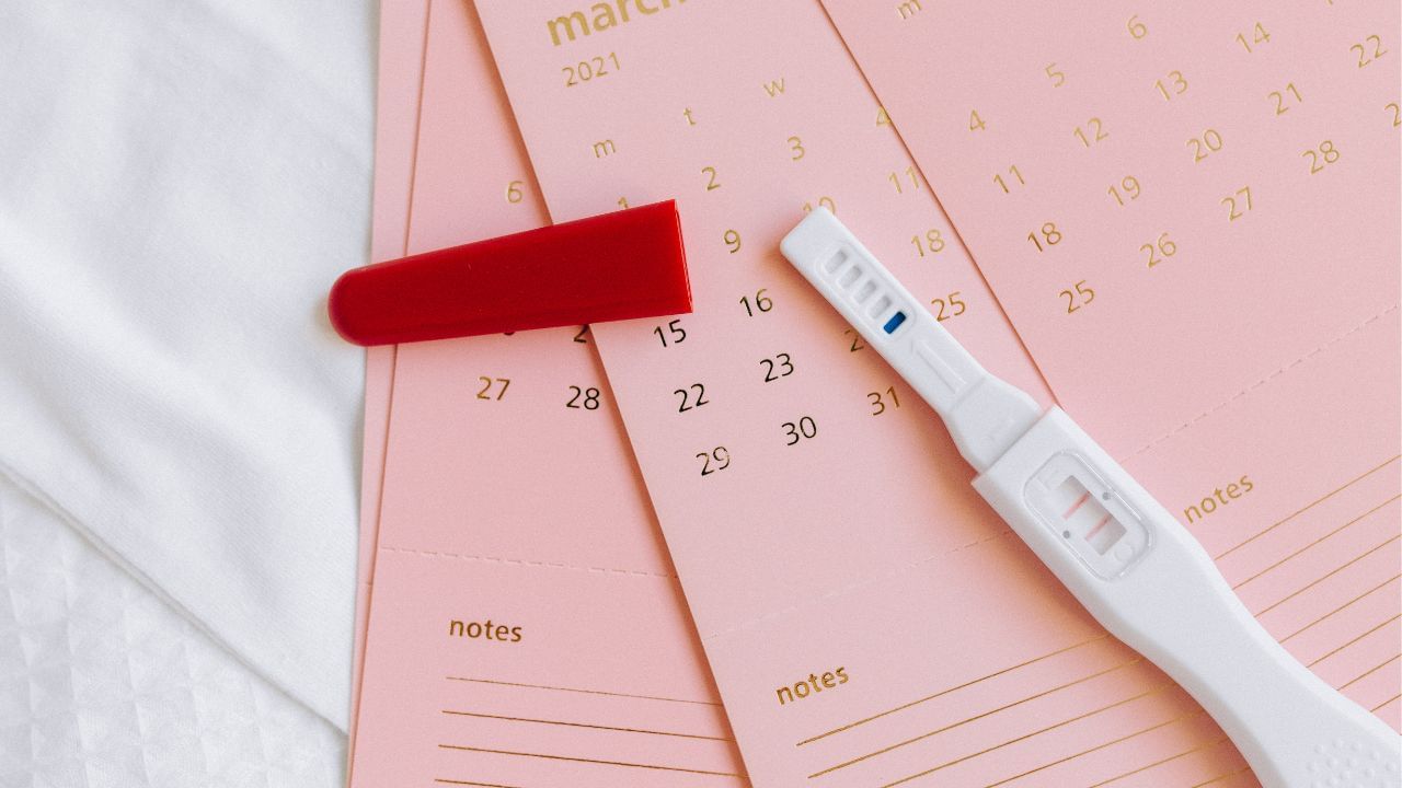 પ્રેગ્નેન્સી દરમિયાન બાળકના વિકાસ માટે શરીરને ખુબ મહેનત કરવી પડે છે. શરીરમાં લોહી અને પ્રવાહીનું પ્રમાણ વધે છે, આના કારણે માત્ર પગમાં જ નહી પરંતુ હાથ, ચેહરો સહિત અન્ય ભાગમાં પણ સોજો આવી શકે છે. 