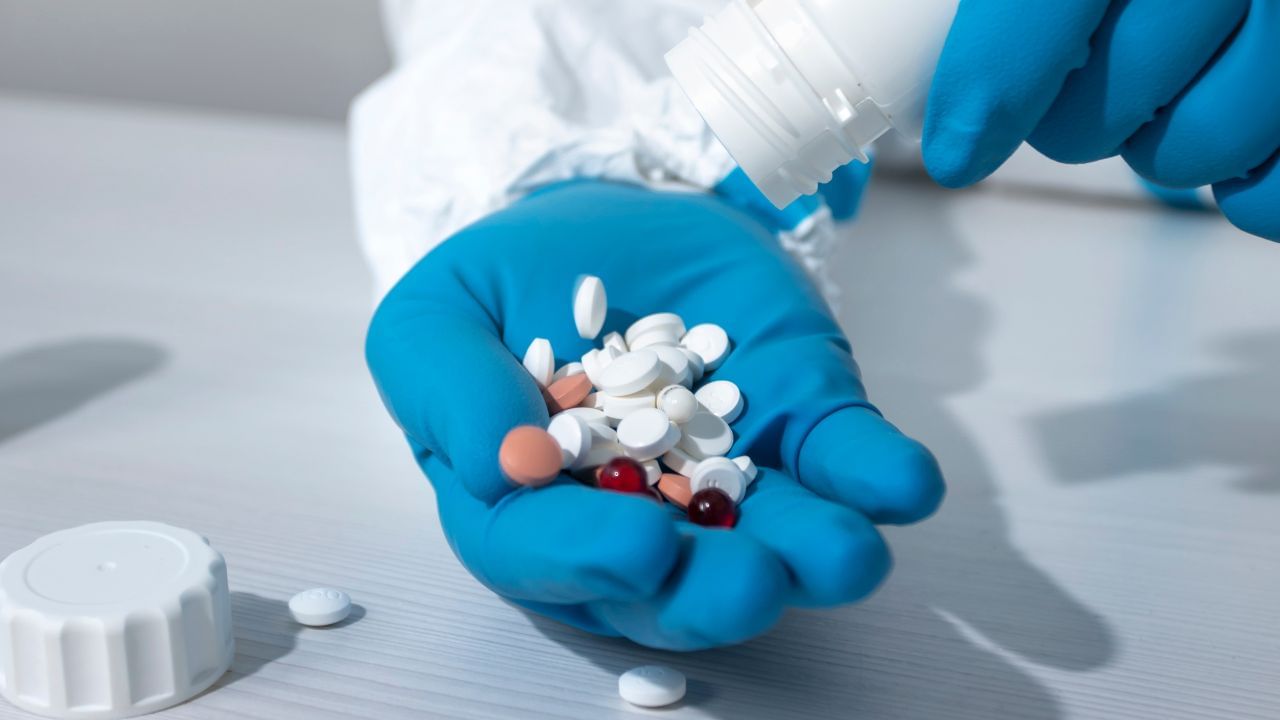 કેટલીક મહિલાઓ ડોક્ટરની સલાહ લીધા વગર ગર્ભપાતની ગોળીઓ લઈ લે છે પરંતુ આ માત્ર સ્વાસ્થ માટે ખતરનાક સાબિત થતી નથી પરંતુ તે આવનારી ગર્ભાવસ્થાને પણ અસર કરી શકે છે.