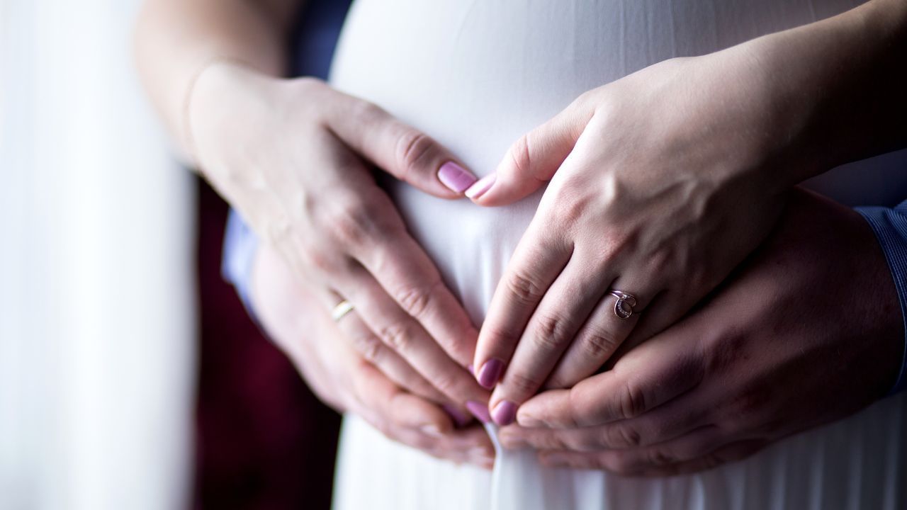 આજના સમયમાં પ્રજનન સ્વાસ્થ્ય સંબંધિત વિવિધ સમસ્યાઓનો સામનો કરતા પુરુષો અને સ્ત્રીઓની સંખ્યામાં ઘણો વધારો થયો છે. સમય જતાં પુરુષો અને સ્ત્રીઓની લાઈફસ્ટાઈલમાં ઘણા ફેરફારો આવ્યા છે. આજના યુગમાં લોકો પોતાની કારકિર્દી બનાવવાની ચિંતા કરે છે. આવી સ્થિતિમાં, મોટાભાગના પુરુષો અને સ્ત્રીઓ પોતાને આર્થિક રીતે સ્થિર થયા પછી જ લગ્ન કરવાનું નક્કી કરે છે. આ કારણે તેમનું માતા-પિતાનું સપનું અધુરું રહી જાય છે.