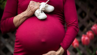 મહિલાને માતા બનવાનો અનુભવ અનોખો હોય છે.પરંતુ આજકાલ ખરાબ લાઈફસ્ટાઈલના કારણે અનેક સમસ્યાઓ થવા લાગી છે. મહિલાઓમાં ઈન્ફર્ટિલિટીની સમસ્યા ખુબ સામાન્ય છે, આ ખરાબ લાઈફ સ્ટાઈલનું કારણ છે. કેટલીક વખત ગર્ભાશયમાં ઈંડા ન બનવાને કારણે ઈન્ફર્ટિલિટીની સમસ્યા થાય છે પરંતુ આજકાલ એવી પણ ટેકનીક આવી છે. જેનાથી આ સમસ્યાથી તમે બચી શકો છો.