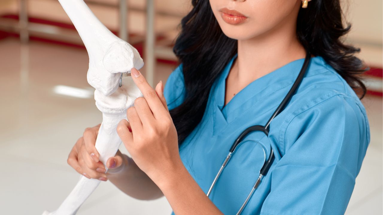 ડોક્ટરના જણાવ્યા અનુસાર પ્રેગ્નેન્ટ મહિલાઓના શરીરમાં સોજો આવવાનું મુખ્ય કારણ તેનું વજન વધવું છે. પ્રેગ્રેન્સીના ચોથા મહિનાથી લઈ નવમાં મહિના સુધી મહિલાઓનું વજન જલ્દી વધવા લાગે છે. આવી સ્થિતિમાં, જો તે કસરત ન કરે, તો પગમાંથી પાછું આવતું લોહી શરીરમાં પહોંચવામાં મુશ્કેલીનો સામનો કરે છે. આવી સ્થિતિમાં, પગમાં લોહી એકઠું થાય છે અને ત્વચાની પાછળ જાય છે. આ કારણે પ્રેગ્નેટ મહિલાને પગમાં સોજો આવે છે.