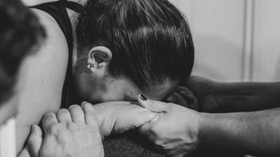 જો તમે બાળકને જન્મ આપવા માટે વોટર બર્થનો વિકલ્પ પસંદ કરો છો, તો પહેલા આના વિશે વિસ્તારથી જાણી લો.વોટર બર્થ ડિલીવરી પણ નોર્મલ ડિલીવરી જ હોય છે. તેમાં મહિલાને  પ્રસૂતિ પીડા સહન કરવી પડે છે. આમાં, પ્રસૂતિ પીડા દરમિયાન મહિલાને ગરમ પાણીના ટબમાં બેસાડીને ડિલીવરી કરવામાં આવે છે. સરળ શબ્દોમાં કહીએ તો, ગરમ પાણીના ટબમાં બાળકને જન્મ આપવાની પ્રક્રિયાને વોટર બર્થ કહેવામાં આવે છે.