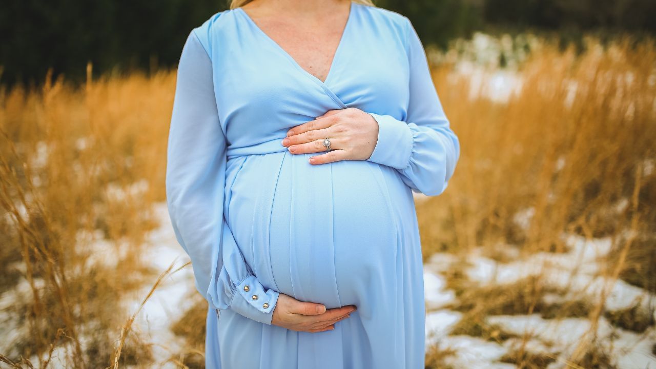 આ ઉપરાંત,પ્રેગ્નેન્ટ સ્ત્રીના શરીરમાં લોહીની ઉણપને કારણે પણ સોજો આવે છે. જો તમે જોયું તો, શરૂઆતમાં હિમોગ્લોબિનનું પ્રમાણ સારું રહે છે, પરંતુ ત્રણથી ચાર મહિના પછી હિમોગ્લોબિન ઘટવા લાગે છે. જેના કારણે શરીરમાં સોજો આવે છે. 