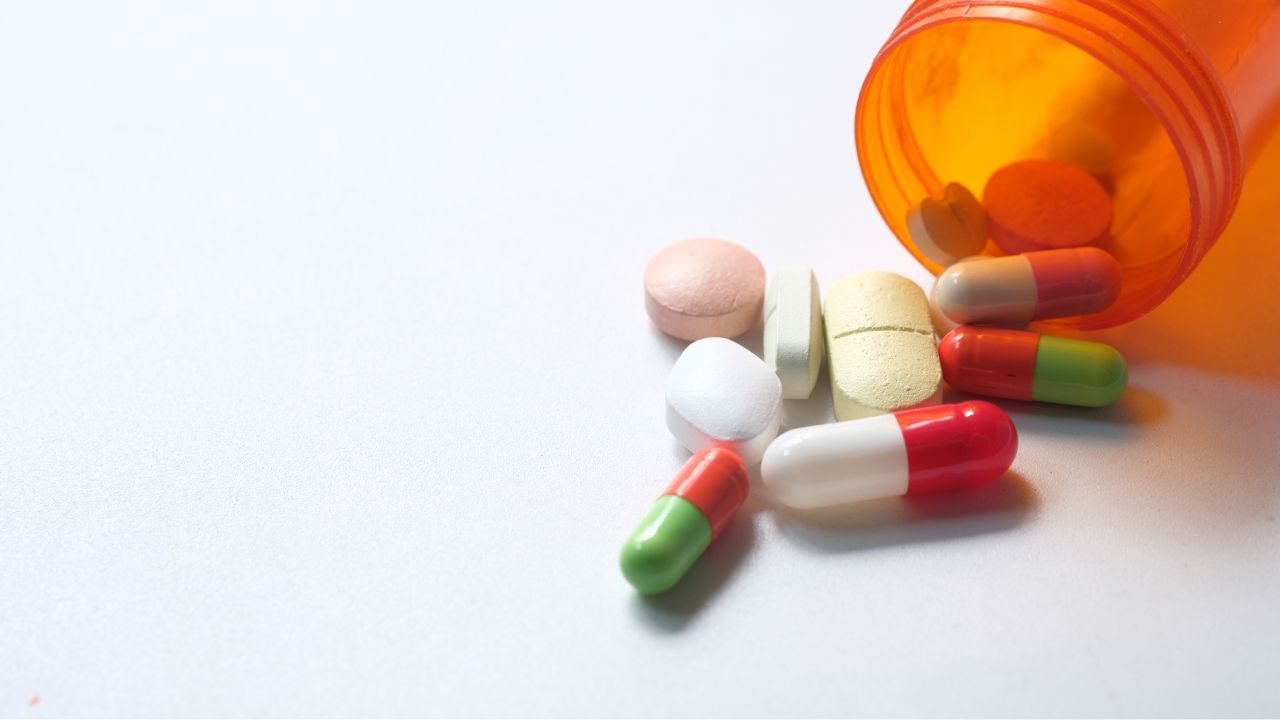 ડોક્ટરની સલાહ લીધા વગર અબોર્શનની દવા લેવાથી સામાન્ય બ્લીડિંગથી વધારે બ્લીડિંગ થઈ શકે છે. તેમજ એનીમિયા પણ થઈ શકે છે.જેનાથી ફ્યુચર પ્રેગ્નેન્સી પર આની અસર થઈ શકે છે.