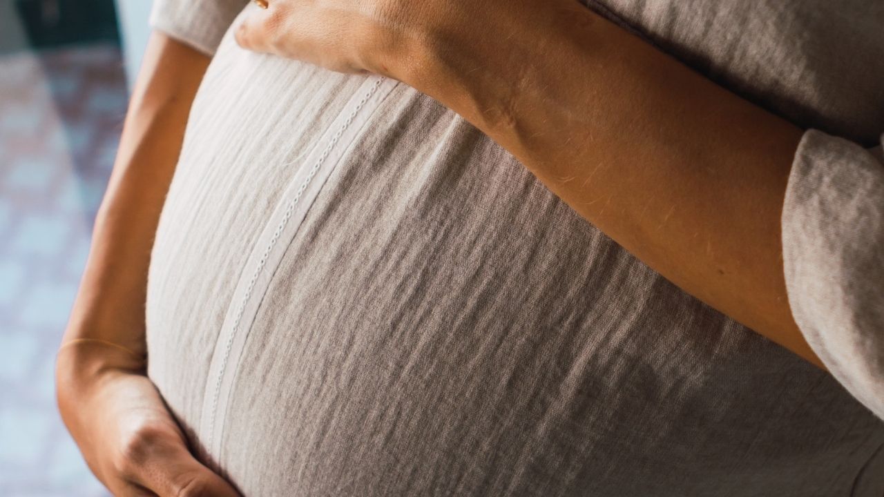 નોર્મલ ડિલિવરીના મુકાબલે પેઈનલેસડિલિવરીમાં મહિલાઓ ઓછી અગવડતા અનુભવે છે. અસહ્ય દુખાવાના કારણે કેટલીક મહિલાઓ સી-સેક્શનનો વિકલ્પ પસંદ કરે છે પરંતુ એપિડ્યુરલ (પેઈનલેસ ડિલિવરી)ના કારણે નોર્મલ ડિલિવરીના ચાન્સ વધારે છે.પેઈનલેસ ડિલિવરીએ મહિલાઓ માટે વધારે ફાયદાકારક છે. જેમને પ્રેગેન્સી દરમિયાન હાઈ બ્લડ પ્રશેરની સમસ્યા વધારે હોય.નોર્મલ ડિલિવરીના મુકાબલે પેઈનલેસ ડિલિવરી વાળી મહિલાઓને ઓછો માનસિક તણાવનો સામનો કરવો પડે છે.