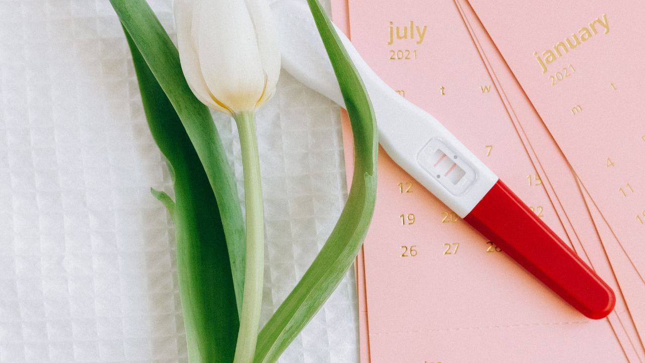 જે મહિલાઓમાં AMH નું સ્તર ઓછું હોય તેમને તેમના આહારમાં પ્રોટીનયુક્ત ખોરાક, લીલા શાકભાજી અને ફળોનો સમાવેશ કરવાની સલાહ આપવામાં આવે છે.આ સમય દરમિયાન, સ્ત્રીના તણાવને ઓછો કરવા માટે, તેને યોગ અથવા કસરત કરવાની સલાહ આપવામાં આવે છે.