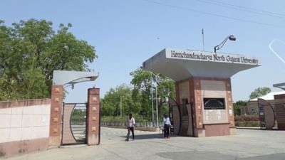 HNGU દ્વારા લેવાયેલી પરીક્ષામાં છબરડાં ? LLBમાં બેઠે બેઠુ ગત વર્ષનું પેપર પુછ્યાનો યુવરાજસિંહનો આરોપ, જુઓ Video HNGU દ્વારા લેવાયેલી પરીક્ષામાં છબરડાં ? LLBમાં બેઠે બેઠુ ગત વર્ષનું પેપર પુછ્યાનો યુવરાજસિંહનો આરોપ, જુઓ Video