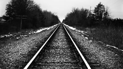 આજે આપણે જે સ્પીડમાં વંદે ભારત,રાજધાની એક્સપ્રેસ અને શતાબ્દી એક્સપ્રેસમાં મુસાફરી કરીએ છીએ પરંતુ ભારતમાં જ્યારે પહેલી વખત ટ્રેન ચાલી તો તે સમયે 14 ડબ્બા માટે 3 એન્જિન લગાવવામાં આવતા હતા. ત્યારે પણ 34 કિલોમીટરની મુસાફરી માટે સવા કલાકનો સમય લાગતો હતો. આજના દિવસને ભારતીય રેલવે પરિવહન દિવસ તરીકે મનાવવામાં આવે છે.