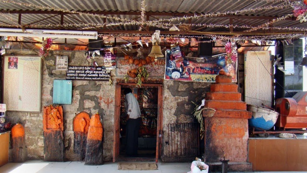 ભારતમાં શનિદેવના મુખ્ય ત્રણ સ્થાનકો આવેલા છે. જેમાં મહારાષ્ટ્રમાં શિંગળાપુર, રાજસ્થાનમાં કર્પાસન અને ગુજરાતમાં હાથલા. હાથલાને શનિનું જન્મ સ્થળ હોવાનું કહેવામાં આવે છે.