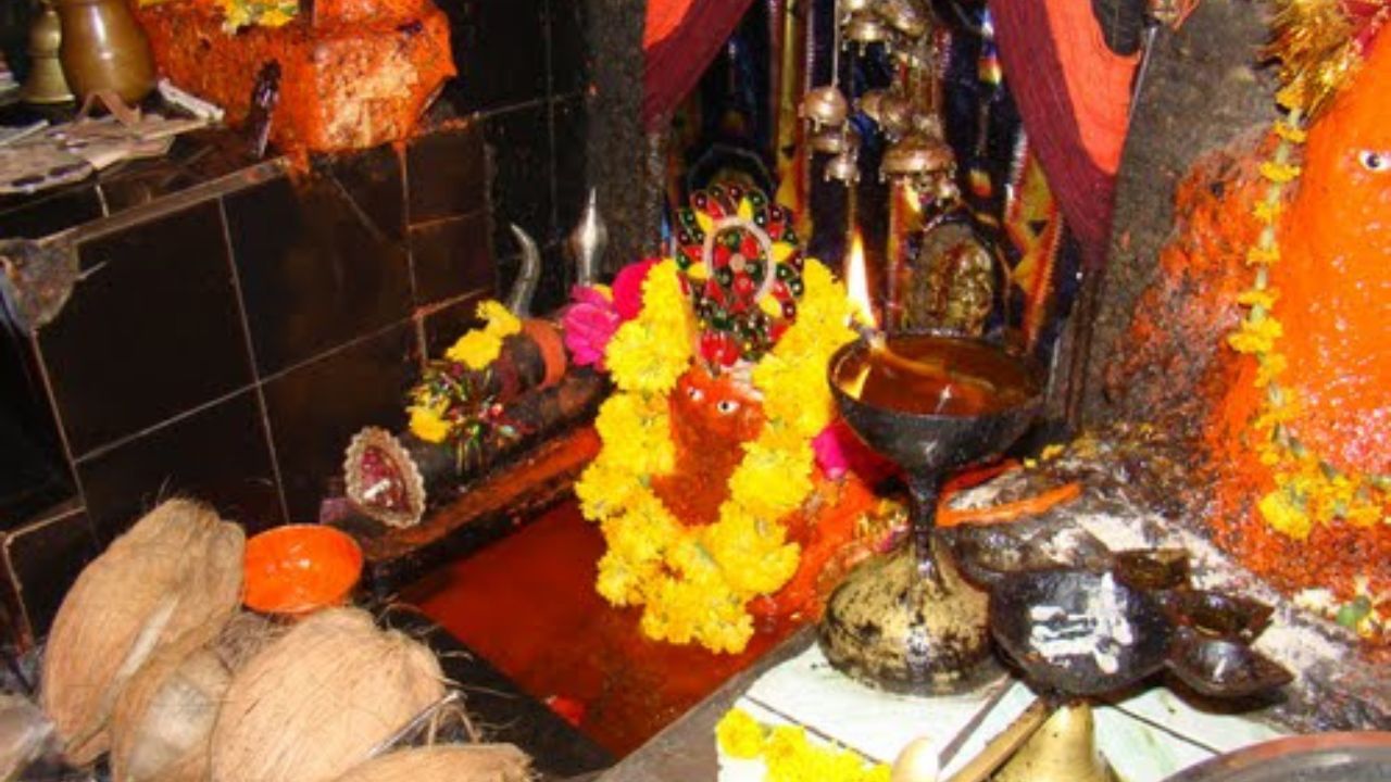 શનિ જયંતીના દિવસે હાથલામાં મોટી સંખ્યામાં શ્રધ્ધાળુઓની ભીડ જોવા મળે છે. ભક્તો જ્યારે હાથલા શનિદેવના દર્શન કરવા આવે છે. ત્યારે તેમના પગરખાં અહી ઉતારી પોતાની પનોતીને દુર કરે છે.