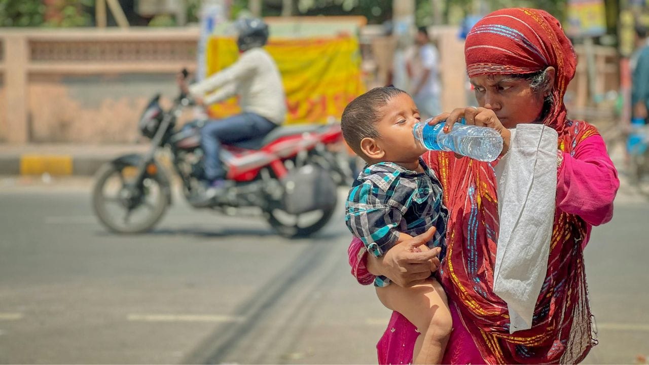 હીટવેવ દરમિયાન, હવામાં ભેજનો અભાવ અને ગરમ પવનના સીધા સંપર્કને કારણે આંખ સુકાઈ જાય છે. જે આંખોમાં બળતરા, ખંજવાળ અને લાલાશનું કારણ બની શકે છે, જે ક્યારેક ગંભીર ચેપ તરફ દોરી જાય છે.