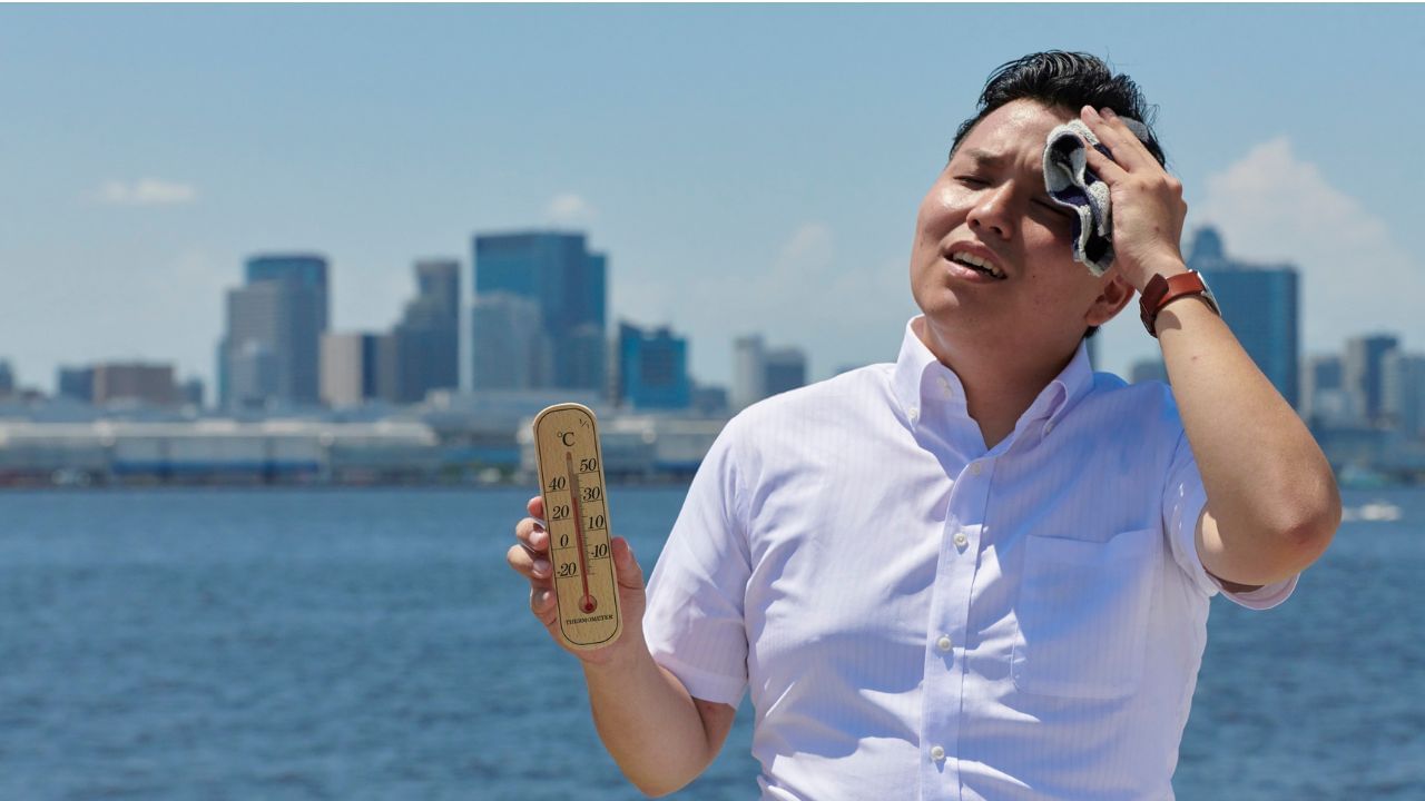 ભારે તાપમાને લાંબા સમય સુધી સંપર્કમાં રહેવાથી વારંવાર અલ્ટ્રાવાયોલેટ કિરણો વધે છે જે આંખની ઘણી સમસ્યાઓનું કારણ બની શકે છે. આવો, જાણીએ કે લાંબો સમય તડકામાં રહેવાથી કઈ સમસ્યાઓ થઈ શકે છે અને તેનાથી બચવા શું કરવું જોઈએ?