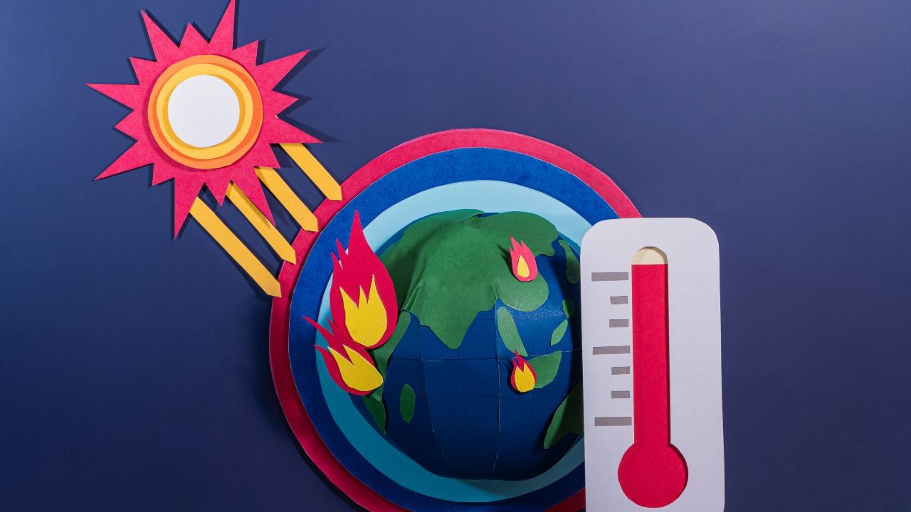 હીટવેવને કારણે આંખો વધુ સૂકાય જાય છે.ગરમીમાં આંખને સુરક્ષિત રાખવા માટે UV-પ્રોટેક્ટિવ સનગ્લાસ પહેરો.આવઆંખોને હાનિકારક અલ્ટ્રાવાયોલેટ કિરણોથી બચાવવા માટે સનગ્લાસ પસંદ કરો જે 100% UVA અને UVB કિરણોને રોકે છે.તેમજ હાઈડ્રેટેડ રહો. દિવસભર ભરપુર માત્રામાં પાણી પીવાનું રાખો. શક્ય હોય તો તડકાંમાં જવાનું ટાળો. કામકાજ વગર ઘરની બહાર નીકળાનું પણ ટાળો. તેમજ ગરમી અને પરસેવાના કારણે આંખમાં બેક્ટીરિયા કે ફંગલ ઈન્ફેક્શન પણ થઈ શકે છે.